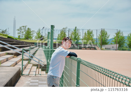 公園で運動する女性　スポーツウェア　健康 115763316