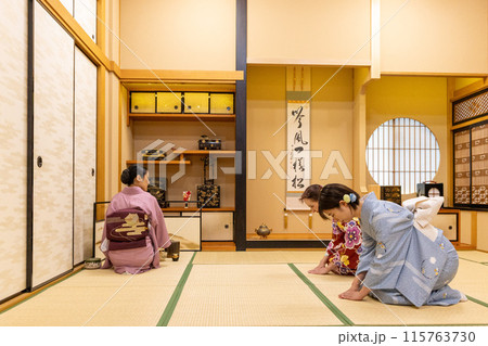 茶道体験をする着物姿の外国人女性観光客と案内役の日本人女性 茶道体験をする着物姿の外国人女性観光客と案内役の日本人女性 115763730