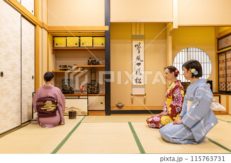 茶道体験をする着物姿の外国人女性観光客と案内役の日本人女性 茶道体験をする着物姿の外国人女性観光客と案内役の日本人女性 115763731