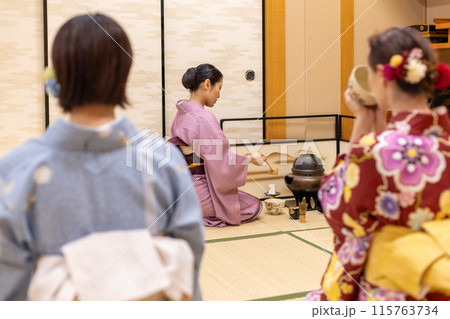 茶道体験をする着物姿の外国人女性観光客と案内役の日本人女性 茶道体験をする着物姿の外国人女性観光客と案内役の日本人女性 115763734