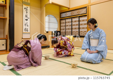 茶道体験をする着物姿の外国人女性観光客と案内役の日本人女性 茶道体験をする着物姿の外国人女性観光客と案内役の日本人女性 115763745