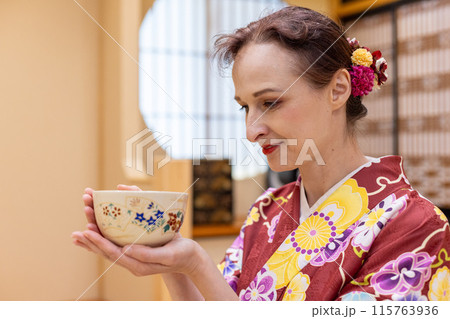 茶道体験を楽しむ着物姿の外国人女性観光客 115763936