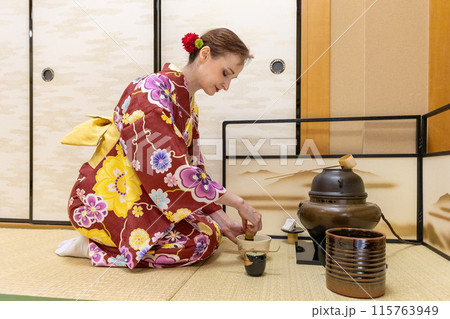 茶道体験を楽しむ着物姿の外国人女性観光客 茶道体験を楽しむ着物姿の外国人女性観光客 115763949