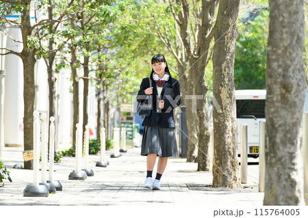 女子高生　通学　ヘッドホン 115764005