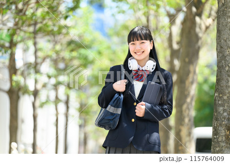 女子高生　通学　ヘッドホン 115764009