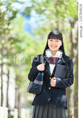 女子高生 通学 ヘッドホン 女子高生 通学 ヘッドホン 115764010