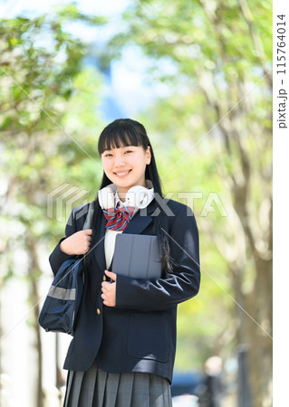 女子高生　通学　ヘッドホン 115764014