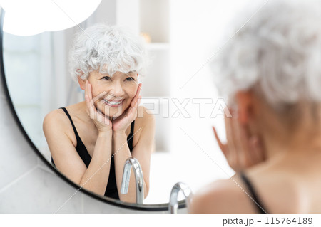 シニア女性のビューティ シニア女性のビューティ 115764189