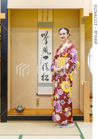床の間の前に立つ着物姿の外国人女性 床の間の前に立つ着物姿の外国人女性 115764250