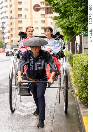 人力車に乗って浅草を観光する着物姿の外国人女性と日本人女性 115764460