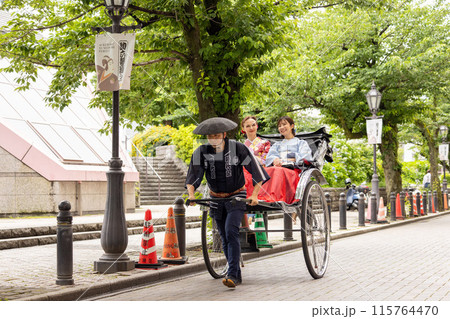人力車に乗って浅草を観光する着物姿の外国人女性と日本人女性 人力車に乗って浅草を観光する着物姿の外国人女性と日本人女性 115764470
