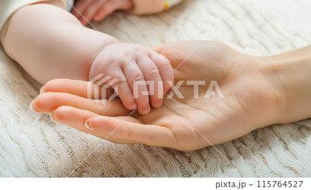 親子の手と手、お母さんと赤ちゃんの手 115764527