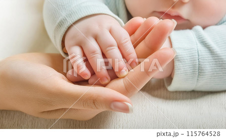 親子の手と手、お母さんと赤ちゃんの手 親子の手と手、お母さんと赤ちゃんの手 115764528