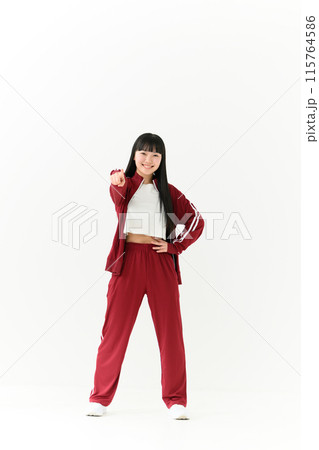 女子高生　ジャージ　指差し 115764586