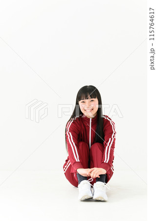 女子高生 ジャージ 座る 女子高生 ジャージ 座る 115764617