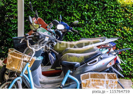 日本の横浜都市景観 砂埃を被ったまま片隅に放置されているバイク 115764759