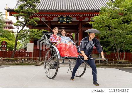 浅草寺二天門前を人力車で観光する着物姿の外国人女性観光客と日本人女性 115764827