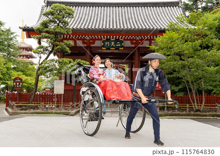 浅草寺二天門前を人力車で観光する着物姿の外国人女性観光客と日本人女性 115764830