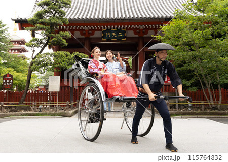 浅草寺二天門前を人力車で観光する着物姿の外国人女性観光客と日本人女性 115764832