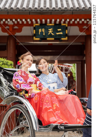 浅草寺二天門前を人力車で観光する着物姿の外国人女性観光客と日本人女性 115764837