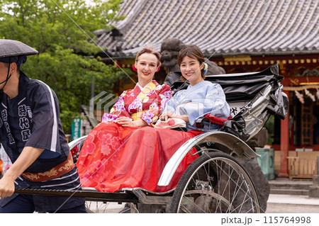 人力車で浅草を観光する着物姿の外国人女性と日本人女性 人力車で浅草を観光する着物姿の外国人女性と日本人女性 115764998