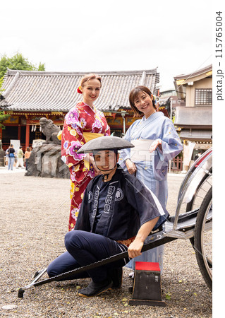 人力車で浅草を観光する着物姿の外国人女性と日本人女性 人力車で浅草を観光する着物姿の外国人女性と日本人女性 115765004