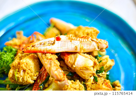 Stir Fried Crab in Curry Powder, yellow curry Stir Fried Crab in Curry Powder, yellow curry 115765414