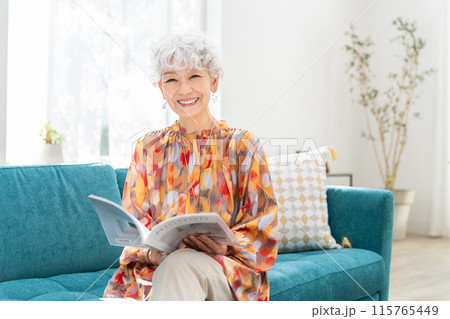リビングでくつろぐシニアの女性 リビングでくつろぐシニアの女性 115765449