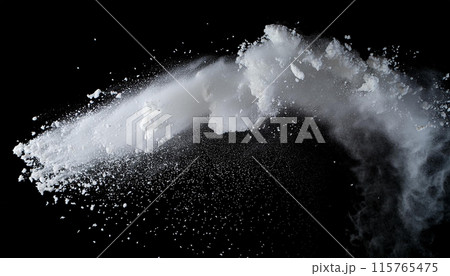 飛び散る白い粉、粒子、粉塵 115765475