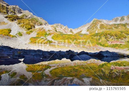 紅葉の北アルプス涸沢カール 115765505