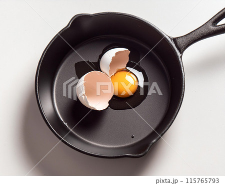 Studio shot of egg in cooking pan 115765793