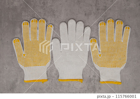 滑り止めつきの軍手をコンクリートに並べている 115766001