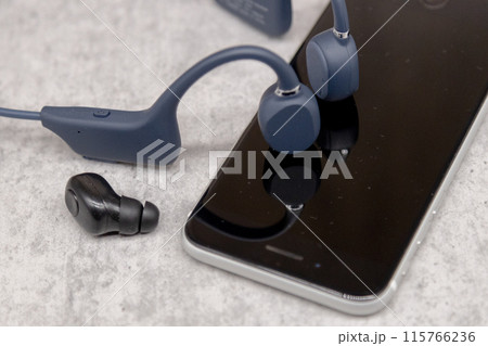 骨伝導イヤホンとBluetoothイヤホンとスマートフォン 骨伝導イヤホンとBluetoothイヤホンとスマートフォン 115766236