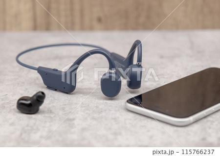 骨伝導イヤホンとBluetoothイヤホンとスマートフォン 115766237