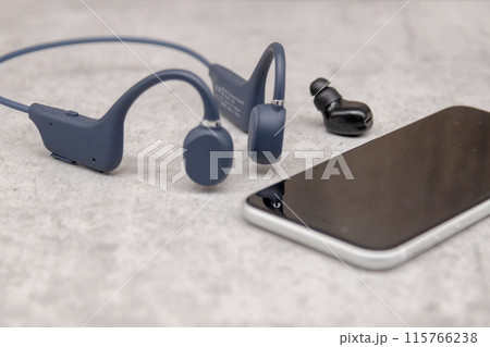 骨伝導イヤホンとBluetoothイヤホンとスマートフォン 115766238