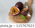 カットしたパッションフルーツとミント 115767623