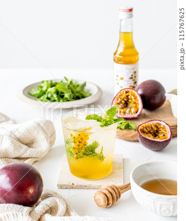新鮮なパッションフルーツドリンク 新鮮なパッションフルーツドリンク 115767625