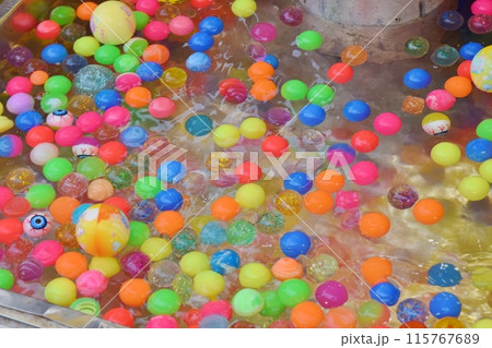 お祭りのピンポン玉すくい お祭りのピンポン玉すくい 115767689