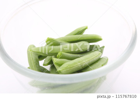 酢をとったスナップエンドウガラスボール入りアップ 115767810
