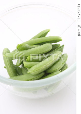 酢をとったスナップエンドウガラスボール入りアップ 115767814