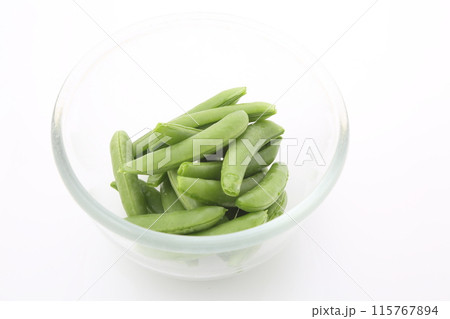 筋をとったスナップエンドウガラスボール入りハイアングル 115767894