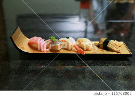 懐石料理屋のコース料理で食べる、寿司職人が握った新鮮な握り寿司 115768003