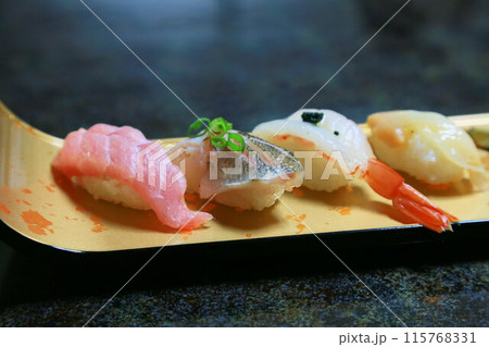 美しく盛り付けされた日本食、懐石料理の和食フルコース、和のコース料理、握り寿司 美しく盛り付けされた日本食、懐石料理の和食フルコース、和のコース料理、握り寿司 115768331