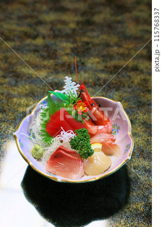 美しく盛り付けされた日本食、懐石料理の和食フルコース、和のコース料理、刺身盛り合わせ 115768337