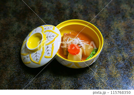 美しく盛り付けされた日本食、懐石料理の和食フルコース、和のコース料理 美しく盛り付けされた日本食、懐石料理の和食フルコース、和のコース料理 115768350