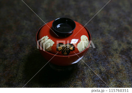 美しく盛り付けされた日本食、懐石料理の和食フルコース、和のコース料理 美しく盛り付けされた日本食、懐石料理の和食フルコース、和のコース料理 115768351