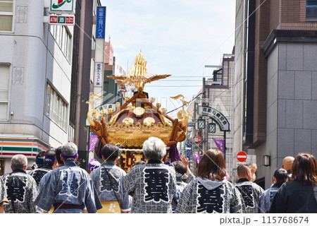 花園町親交会に進む花園神社本社神輿　東京 115768674