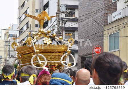 鳥越まつりの千貫神輿　東京 115768839