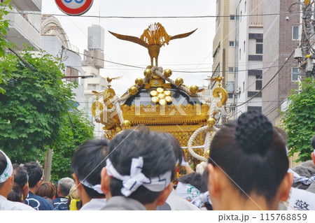 鳥越まつりの千貫神輿　東京 115768859