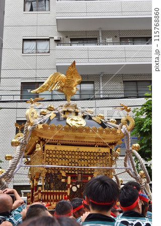 鳥越まつりの千貫神輿　東京 115768860